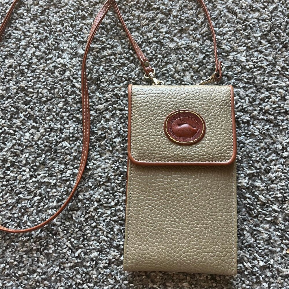 Dooney Bourke Tan Leather Wallet Crossbody Strap Travel Luxury Normcore Utility - Picture 2 of 8